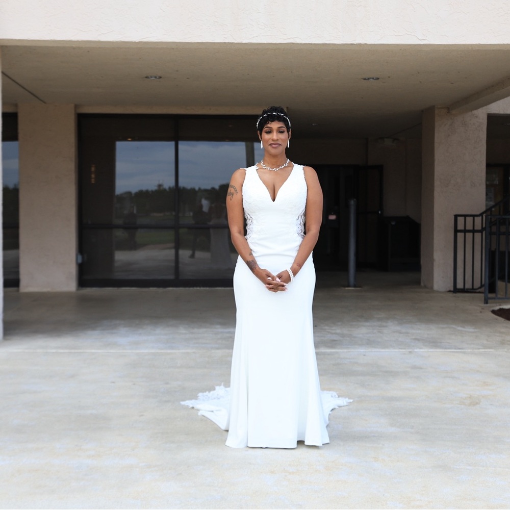 Elegant White Sleeveless Wedding Dress - Picture 2 of 3